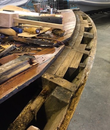 Reparatie van het dek vande Noorse loodsboot "Bl&aring;Bl&aring;".